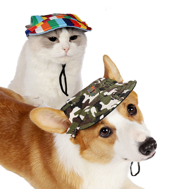 Cappellino regolabile per cani con visiera UV in tessuto leggero, disponibile in diverse fantasie colorate